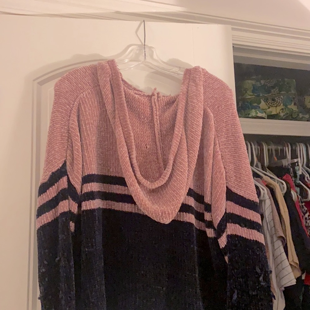 A navy and pink sweater/causal throw on top - Picture 2 of 2